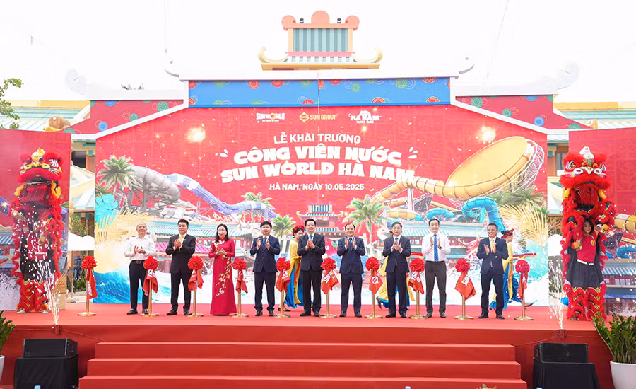Đồng chí Phó Thủ tướng Chính phủ cùng lãnh đạo tỉnh Hà Nam và Tập đoàn Sun Group cắt băng khai trương Công viên nước Sun World Hà Nam.