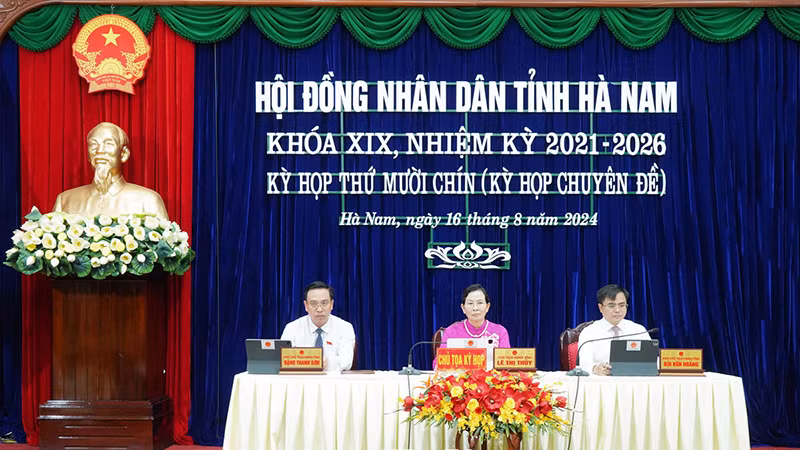 Chủ tọa điều hành kỳ họp.