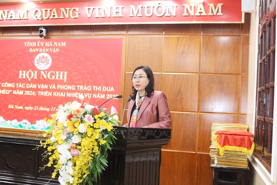 Đồng chí Đinh Thị Lụa, Phó Bí thư Thường trực Tỉnh ủy Hà Nam phát biểu tại hội nghị. Đồng chí Đinh Thị Lụa, Phó Bí thư Thường trực Tỉnh ủy Hà Nam phát biểu tại hội nghị.