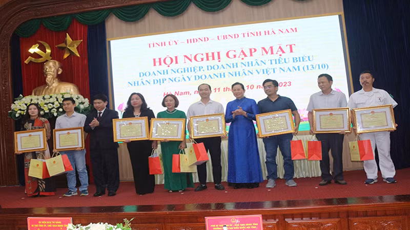 Các đồng chí lãnh đạo tỉnh Hà Nam khen thưởng, biểu dương các doanh nghiệp, doanh nhân tiêu biểu.