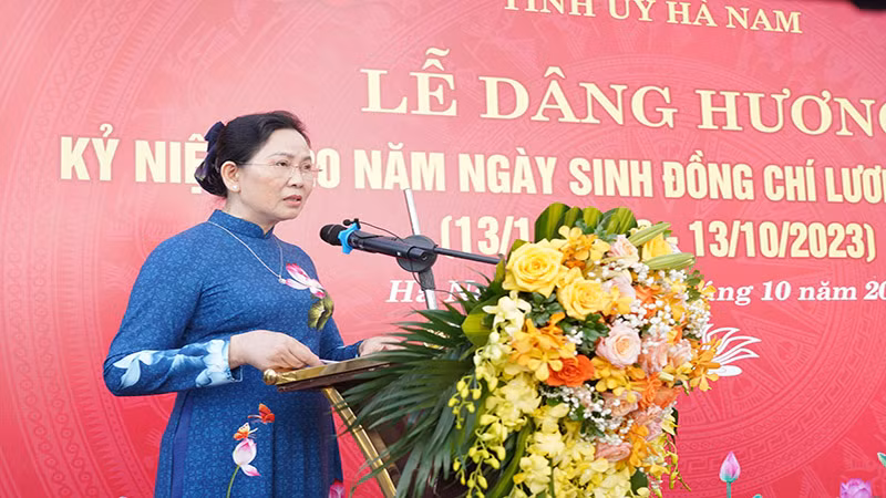 Đồng chí Lê Thị Thủy, Ủy viên Trung ương Đảng, Bí thư Tỉnh ủy, Chủ tịch Hội đồng nhân dân tỉnh Hà Nam phát biểu tại buổi lễ.