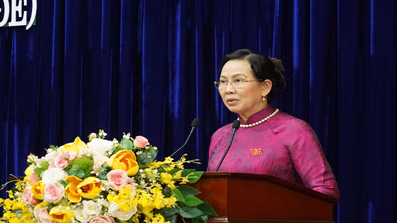 Đồng chí Lê Thị Thủy, Ủy viên Trung ương Đảng, Bí thư Tỉnh ủy, Chủ tịch HĐND tỉnh Hà Nam phát biểu kết luận kỳ họp. Đồng chí Lê Thị Thủy, Ủy viên Trung ương Đảng, Bí thư Tỉnh ủy, Chủ tịch HĐND tỉnh Hà Nam phát biểu kết luận kỳ họp.