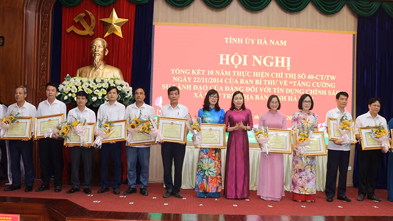 Đồng chí Đinh Thị Lụa, Phó Bí thư Thường trực Tỉnh ủy Hà Nam trao thưởng cho các tập thể, cá nhân đã có thành tích trong triển khai thực hiện Chỉ thị số 40.