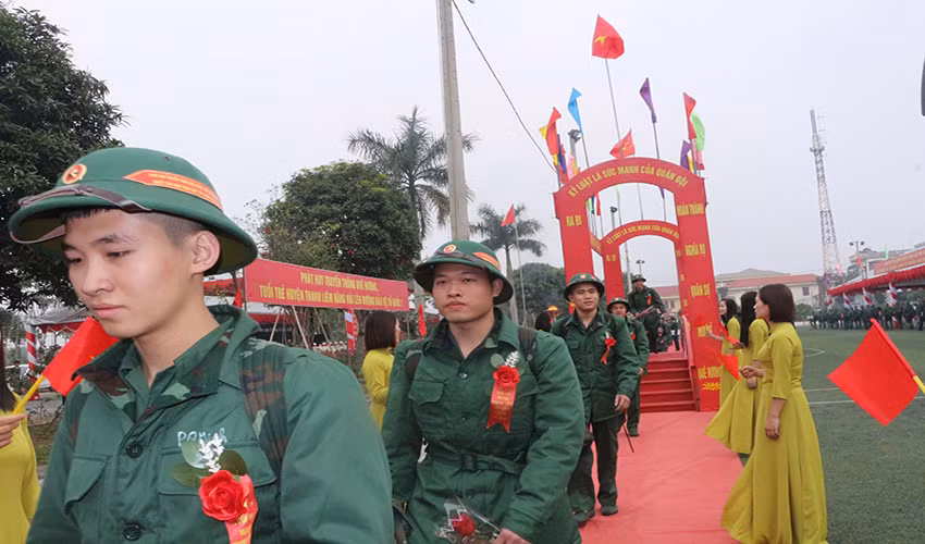 Các tân binh hăng hái lên đường nhập ngũ.