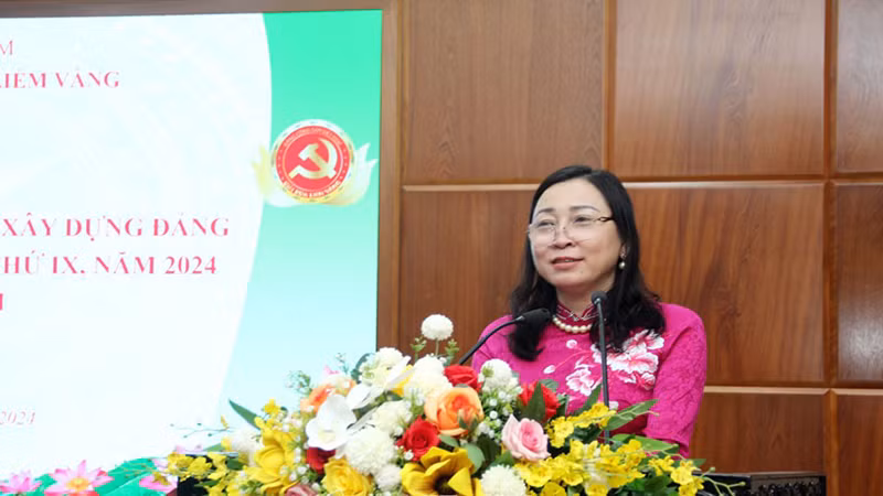 Đồng chí Đinh Thị Lụa, Phó Bí thư Thường trực Tỉnh ủy, Trưởng Ban chỉ đạo giải Búa liềm vàng tỉnh phát biểu tại hội nghị.