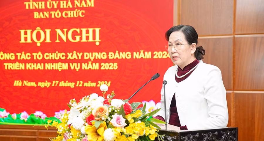 Đồng chí Lê Thị Thủy, Ủy viên Trung ương Đảng, Bí thư Tỉnh ủy, Chủ tịch HĐND tỉnh Hà Nam phát biểu chỉ đạo tại hội nghị.