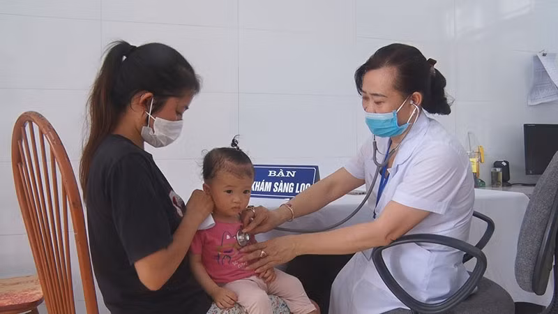 Khám sàng lọc trước khi cho trẻ uống vitamin A. Khám sàng lọc trước khi cho trẻ uống vitamin A.