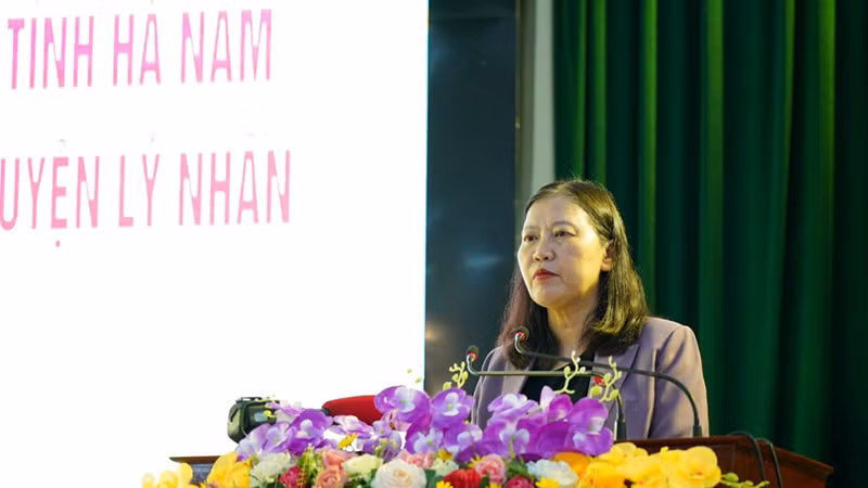 Bà Lê Thị Nga, Ủy viên Trung ương Đảng, Ủy viên Ủy ban Thường vụ Quốc hội, Chủ nhiệm Ủy ban Tư pháp của Quốc hội tiếp thu ý kiến, kiến nghị của cử tri. Bà Lê Thị Nga, Ủy viên Trung ương Đảng, Ủy viên Ủy ban Thường vụ Quốc hội, Chủ nhiệm Ủy ban Tư pháp của Quốc hội tiếp thu ý kiến, kiến nghị của cử tri.