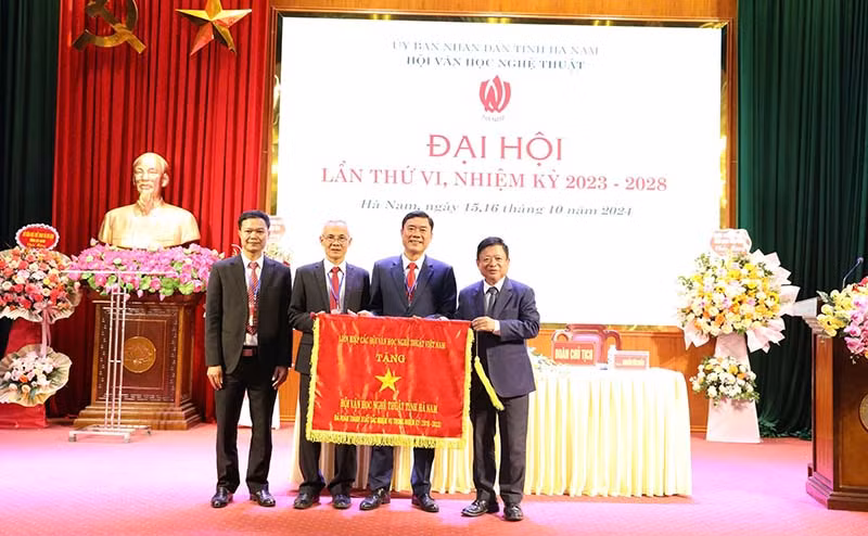 Liên hiệp các Hội Văn học nghệ thuật Việt Nam tặng Cờ thi đua có thành tích xuất sắc trong hoạt động sáng tạo văn học nghệ thuật cho Hội Văn học nghệ thuật tỉnh.