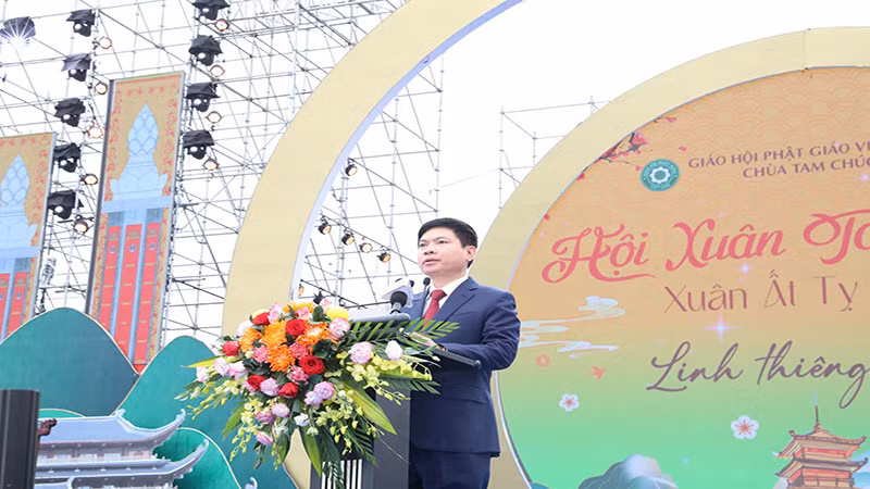Ông Trương Quốc Huy, Phó Bí thư Tỉnh ủy, Chủ tịch Ủy ban nhân dân tỉnh, Trưởng đoàn Đại biểu Quốc hội tỉnh Hà Nam phát biểu tại buổi lễ.