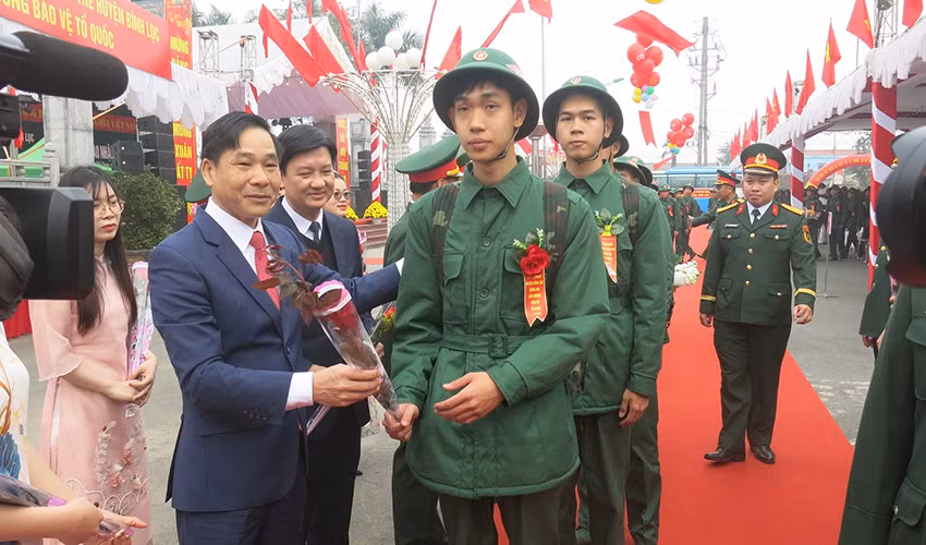 Các đồng chí lãnh đạo tỉnh Hà Nam tặng hoa chúc mừng, động viên tân binh lên đường nhập ngũ.