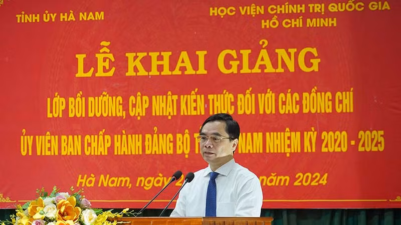 PGS, TS Dương Trung Ý, Phó Bí thư Đảng ủy, Phó Giám đốc Học viện Chính trị Quốc gia Hồ Chí Minh phát biểu khai giảng lớp học.