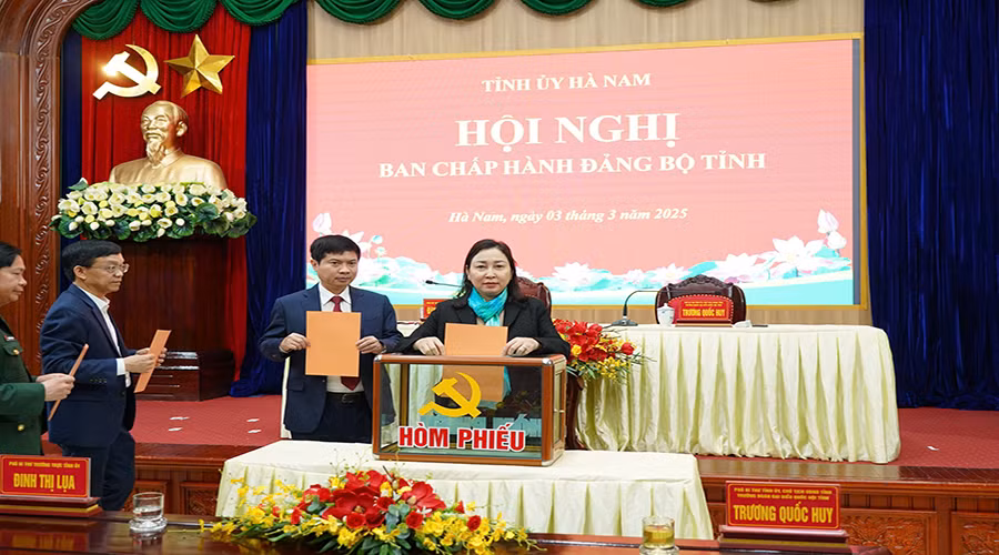 Các đồng chí Thường trực Tỉnh ủy bỏ phiếu bầu cử chức danh Bí thư Tỉnh ủy Hà Nam. Các đồng chí Thường trực Tỉnh ủy bỏ phiếu bầu cử chức danh Bí thư Tỉnh ủy Hà Nam.
