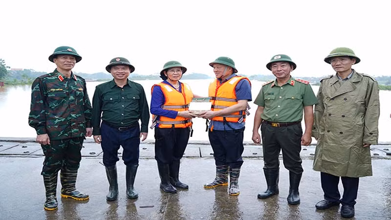 Phó Thủ tướng Nguyễn Hòa Bình đã tặng quà động viên Đảng bộ, chính quyền, nhân dân tỉnh Hà Nam và các lực lượng tham gia công tác phòng chống lụt bão. Phó Thủ tướng Nguyễn Hòa Bình đã tặng quà động viên Đảng bộ, chính quyền, nhân dân tỉnh Hà Nam và các lực lượng tham gia công tác phòng chống lụt bão.