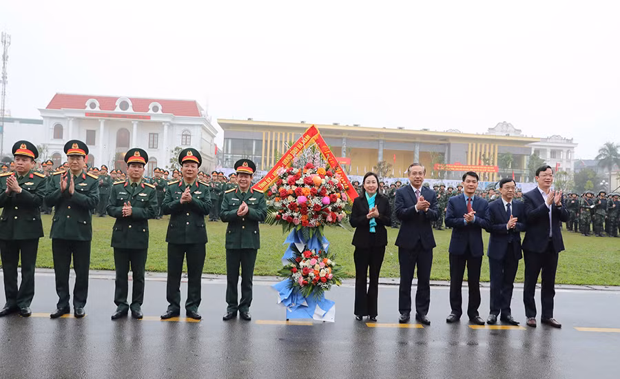 Các đồng chí lãnh đạo tỉnh Hà Nam tặng hoa chúc mừng cán bộ chiến sĩ lực lượng vũ trang tỉnh tại lễ ra quân huấn luyện năm 2025.