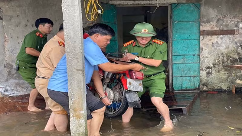 Các lực lượng giúp nhân dân di chuyển tài sản đến nơi an toàn.