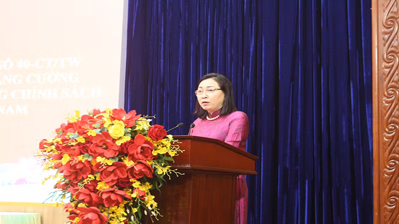 Đồng chí Đinh Thị Lụa, Phó Bí thư Thường trực Tỉnh ủy Hà Nam, phát biểu kết luận tại hội nghị.