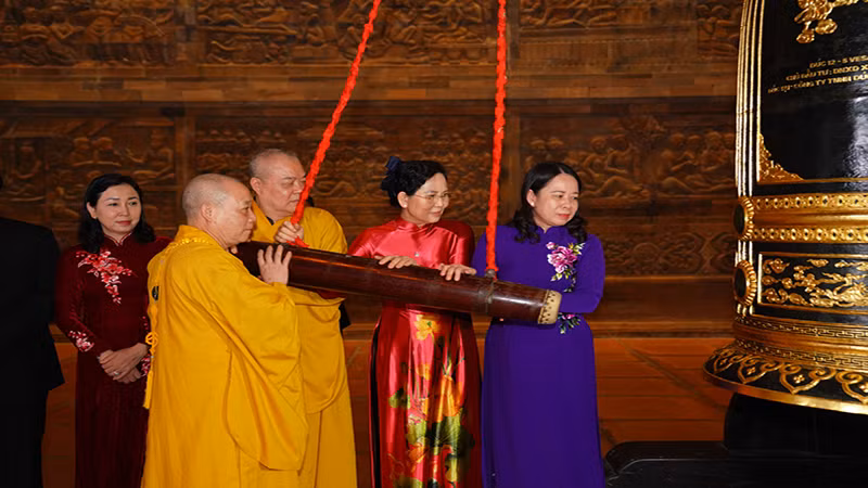 Các đại biểu thực hiện nghi lễ thỉnh chuông tại chùa Tam Chúc.