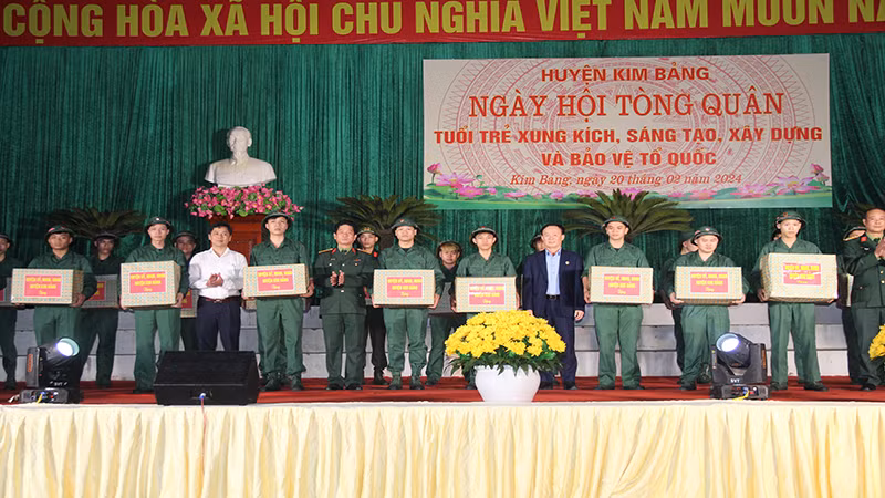 Các đồng chí lãnh đạo huyện Kim Bảng tặng quà động viên các thanh niên trong ngày hội tòng quân.