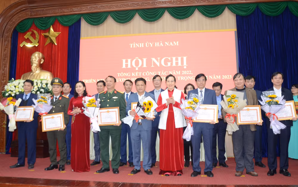 Các đồng chí Thường trực Tỉnh ủy Hà Nam trao thưởng các tổ chức Đảng đạt nhiều thành tích xuất sắc trong công tác năm 2022.