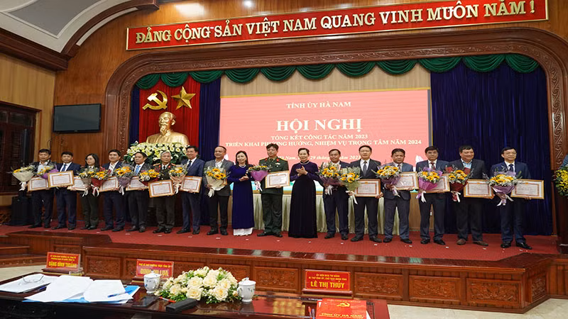 Các tập thể có thành tích xuất sắc trong công tác xây dựng Đảng được Ban Thường vụ Tỉnh ủy Hà Nam khen thưởng.