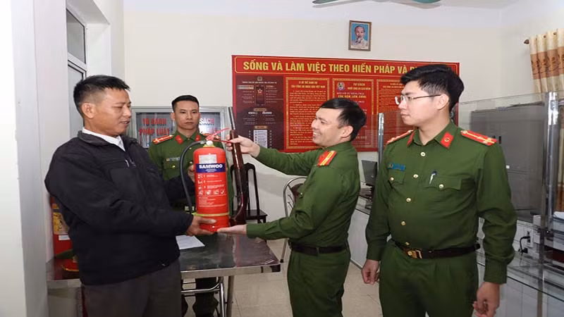 Công an phường Thanh Châu, thành phố Phủ Lý đổi vũ khí lấy bình chữa cháy do người dân giao nộp. Công an phường Thanh Châu, thành phố Phủ Lý đổi vũ khí lấy bình chữa cháy do người dân giao nộp.