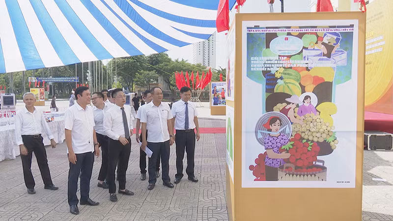 Các đại biểu tham quan triển lãm. Các đại biểu tham quan triển lãm.
