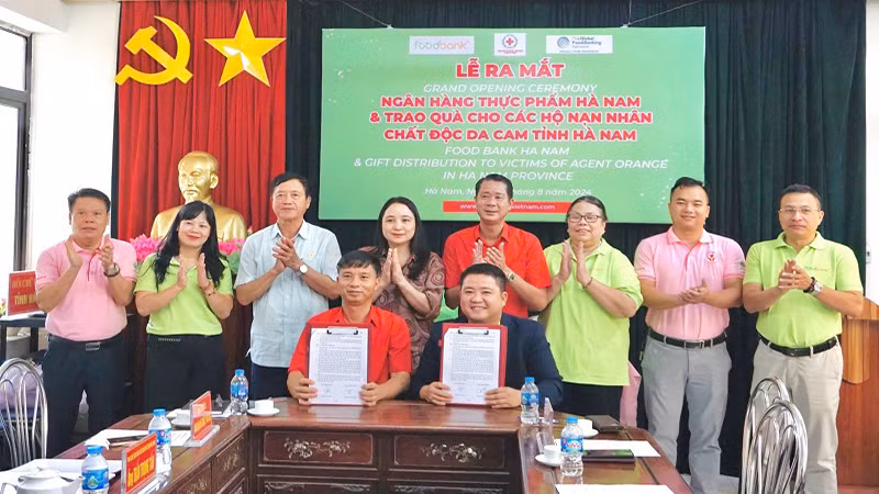 Đại diện Hội Chữ thập đỏ tỉnh Hà Nam và Ngân hàng Thực phẩm Việt Nam ký kết các nội dung thực hiện việc hỗ trợ thực phẩm cho người nghèo trên địa bàn tỉnh. Đại diện Hội Chữ thập đỏ tỉnh Hà Nam và Ngân hàng Thực phẩm Việt Nam ký kết các nội dung thực hiện việc hỗ trợ thực phẩm cho người nghèo trên địa bàn tỉnh.