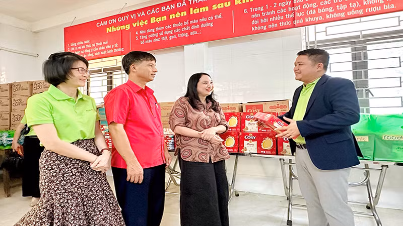 Đại diện các đơn vị tham quan gian hàng lưu trữ hàng hóa của Ngân hàng Thực phẩm. Đại diện các đơn vị tham quan gian hàng lưu trữ hàng hóa của Ngân hàng Thực phẩm.