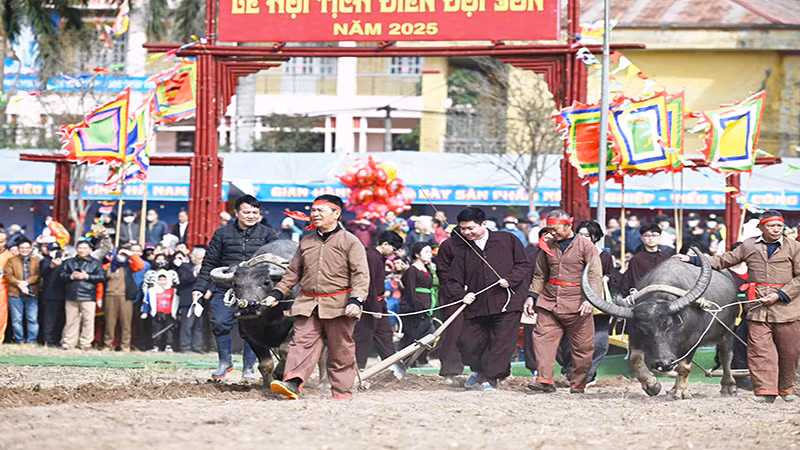 Đồng chí Chủ tịch Ủy ban nhân dân tỉnh Trương Quốc Huy thực hiện nghi thức cày Tịch điền tại lễ hội. Đồng chí Chủ tịch Ủy ban nhân dân tỉnh Trương Quốc Huy thực hiện nghi thức cày Tịch điền tại lễ hội.