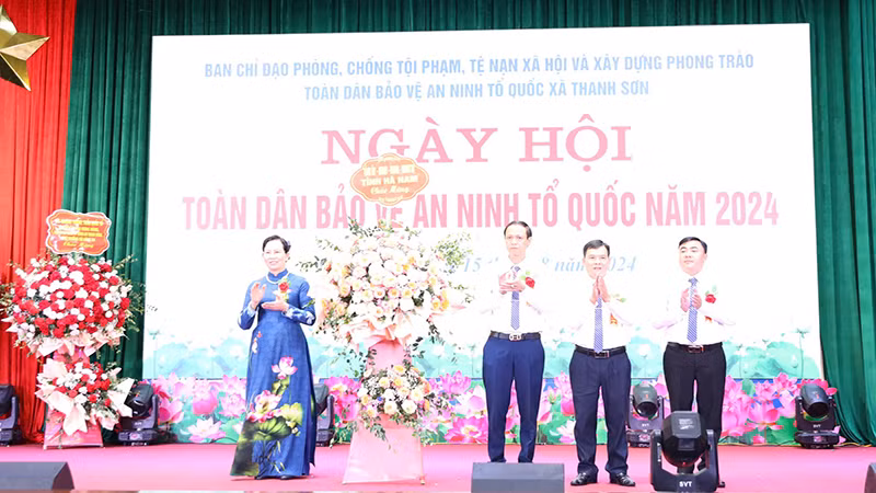 Đồng chí Bí thư Tỉnh ủy Lê Thị Thủy tặng hoa chúc mừng xã Thanh Sơn. Đồng chí Bí thư Tỉnh ủy Lê Thị Thủy tặng hoa chúc mừng xã Thanh Sơn.