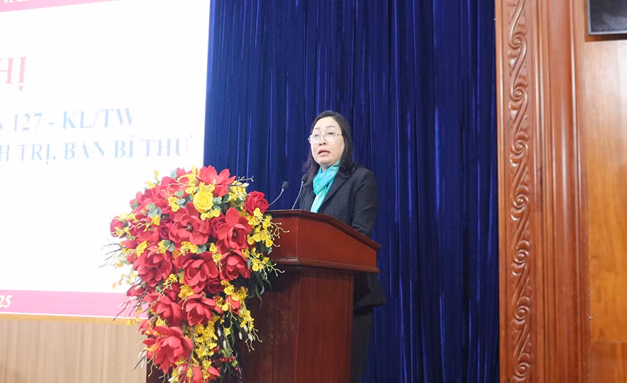 Đồng chí Đinh Thị Lụa, Phó Bí thư Thường trực Tỉnh ủy Hà Nam phát biểu kết luận hội nghị. Đồng chí Đinh Thị Lụa, Phó Bí thư Thường trực Tỉnh ủy Hà Nam phát biểu kết luận hội nghị.