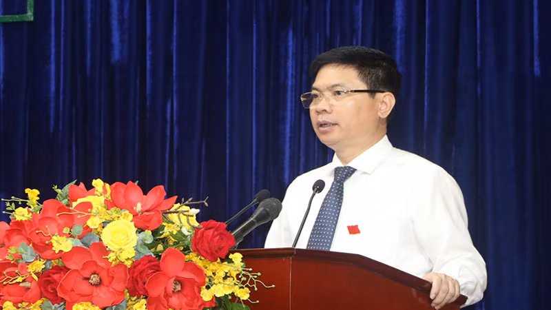 Đồng chí Trương Quốc Huy, Phó Bí thư Tỉnh ủy, Chủ tịch UBND tỉnh, Trưởng Đoàn đại biểu Quốc hội tỉnh Hà Nam báo cáo tóm tắt kết quả thực hiện nhiệm vụ phát triển kinh tế-xã hội 6 tháng đầu năm; phương hướng nhiệm vụ phát triển kinh tế-xã hội 6 tháng cuối năm 2024.