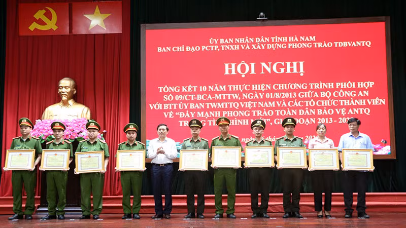 Phó Chủ tịch Ủy ban nhân dân tỉnh Hà Nam trao Bằng khen của Chủ tịch Ủy ban nhân dân tỉnh cho các tập thể, cá nhân có thành tích xuất sắc.