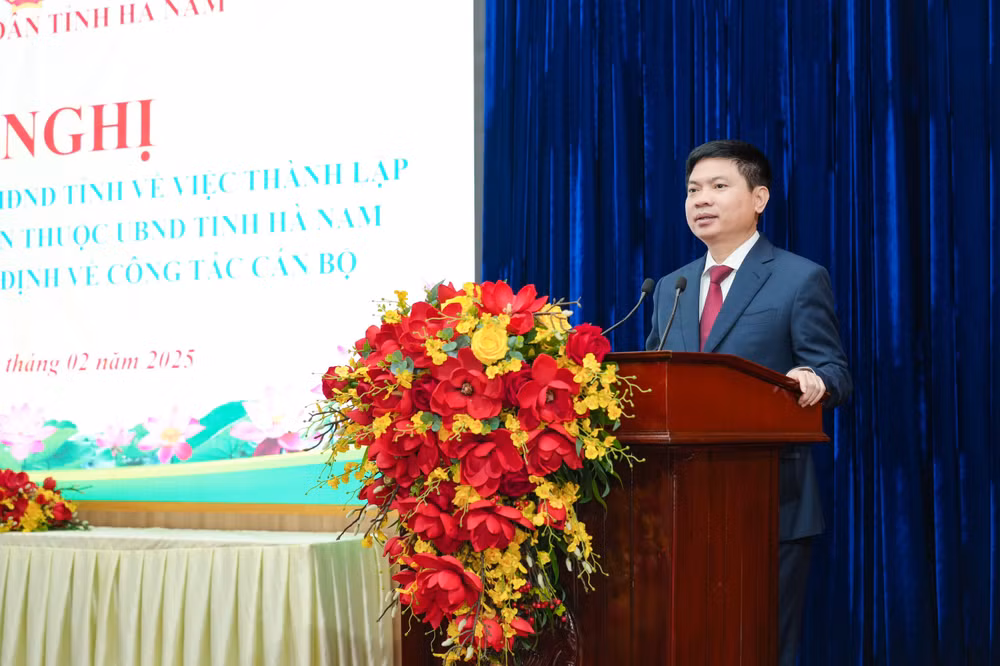 Đồng chí Trương Quốc Huy, Phó Bí thư Tỉnh ủy, Chủ tịch Ủy ban nhân dân tỉnh, Trưởng Đoàn đại biểu Quốc hội tỉnh phát biểu tại hội nghị.
