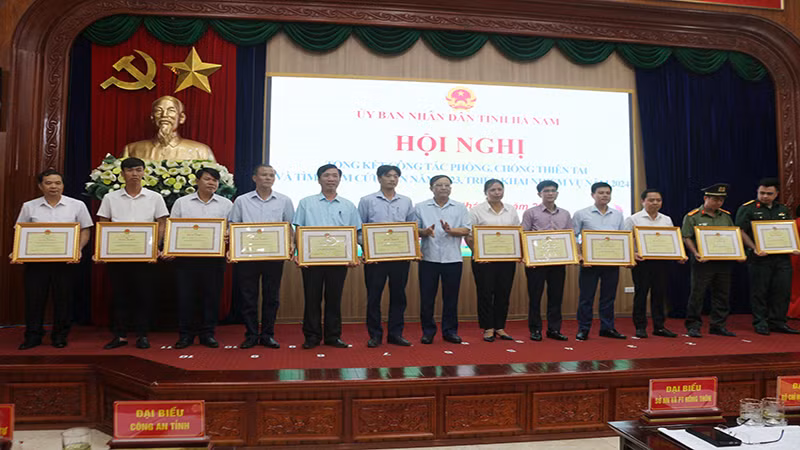 Đồng chí Phó Chủ tịch Ủy ban nhân dân tỉnh Hà Nam trao thưởng cho các tập thể, cá nhân có thành tích xuất sắc trong công tác phòng, chống thiên tai và tìm kiếm cứu nạn năm 2023.