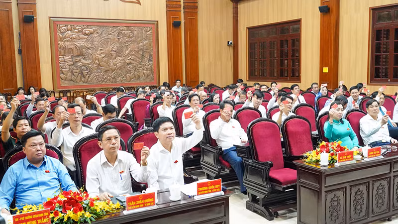 Các đại biểu biểu quyết thông qua các nội dung của kỳ họp. Các đại biểu biểu quyết thông qua các nội dung của kỳ họp.