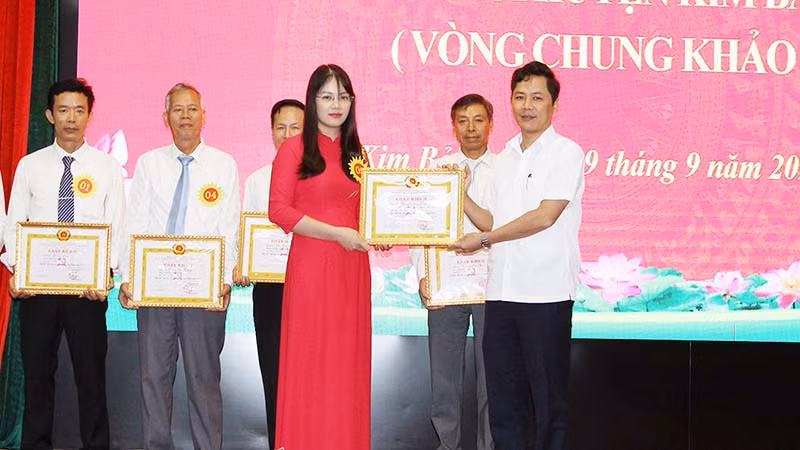 Đại diện Ban Thường vụ Huyện ủy Kim Bảng trao tặng giấy khen và trao giải Nhất.