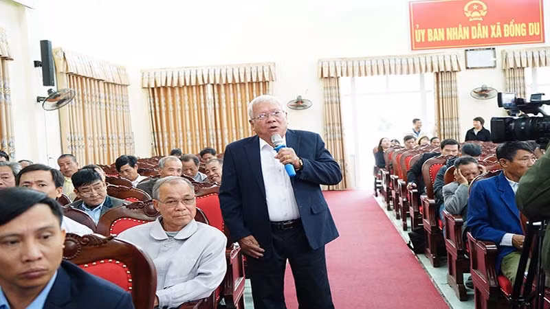 Đại diện người dân xã Đồng Du, huyện Bình Lục phát biểu ý kiến tại hội nghị đối thoại.