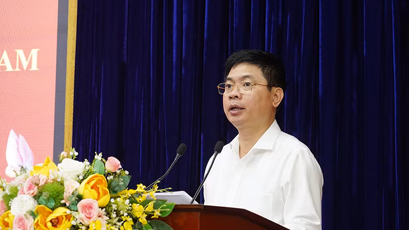 Đồng chí Trương Quốc Huy, Chủ tịch Ủy ban nhân dân tỉnh Hà Nam phát biểu tại hội nghị.