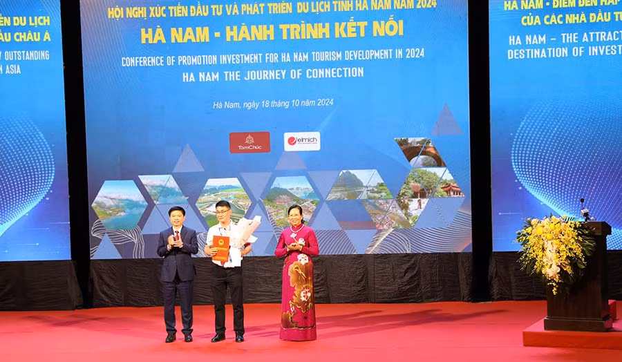Đồng chí Bí thư Tỉnh ủy và đồng chí Chủ tịch Ủy ban nhân dân tỉnh trao giấy chứng nhận đầu tư cho các doanh nghiệp.