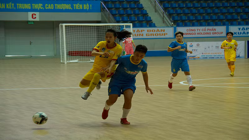 Pha tranh bóng quyết liệt của các cầu thủ tại trận đấu giữa đội Thành phố Hồ Chí Minh và Sơn Luxsen. Pha tranh bóng quyết liệt của các cầu thủ tại trận đấu giữa đội Thành phố Hồ Chí Minh và Sơn Luxsen.