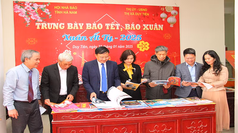 Các đại biểu tham quan các gian trưng bày báo Tết, báo Xuân. Các đại biểu tham quan các gian trưng bày báo Tết, báo Xuân.