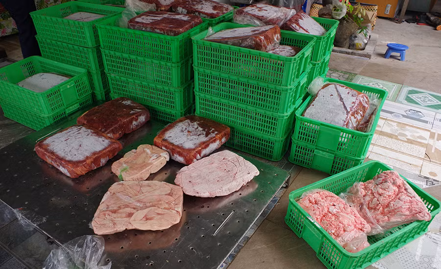 Số nội tạng động vật không rõ nguồn gốc xuất xứ tại hộ kinh doanh thực phẩm Lê Hồng Thoanh.