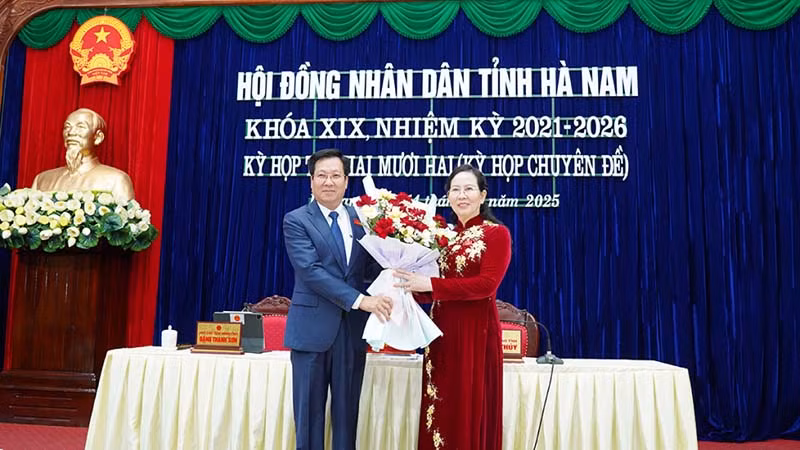 Đồng chí Lê Thị Thủy, Ủy viên Trung ương Đảng, Bí thư Tỉnh ủy, Chủ tịch Hội đồng nhân dân tỉnh tặng hoa chúc mừng ông Lê Xuân Huy được Hội đồng nhân dân tỉnh bầu giữ chức Phó Chủ tịch Hội đồng nhân dân tỉnh khóa XIX, nhiệm kỳ 2021-2026.