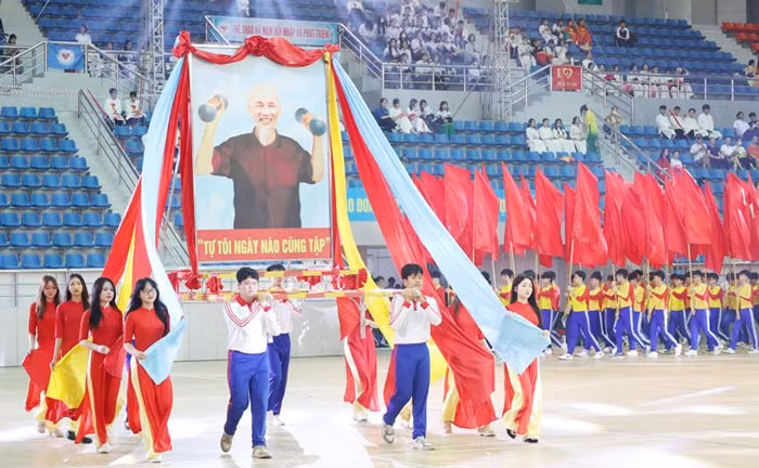Đoàn rước kiệu ảnh Bác Hồ diễu hành qua lễ đài.