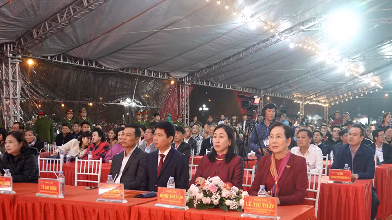 Các đại biểu dự lễ phát lương Đức Thánh Trần. Các đại biểu dự lễ phát lương Đức Thánh Trần.
