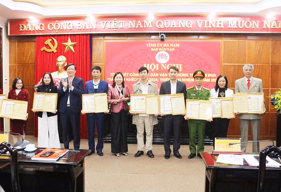 Đồng chí Phó Bí thư Thường trực Tỉnh ủy Hà Nam trao tặng bằng khen của Chủ tịch Ủy ban nhân dân tỉnh cho các tập thể và cá nhân có thành tích xuất sắc trong thực hiện mô hình "Dân vận khéo".