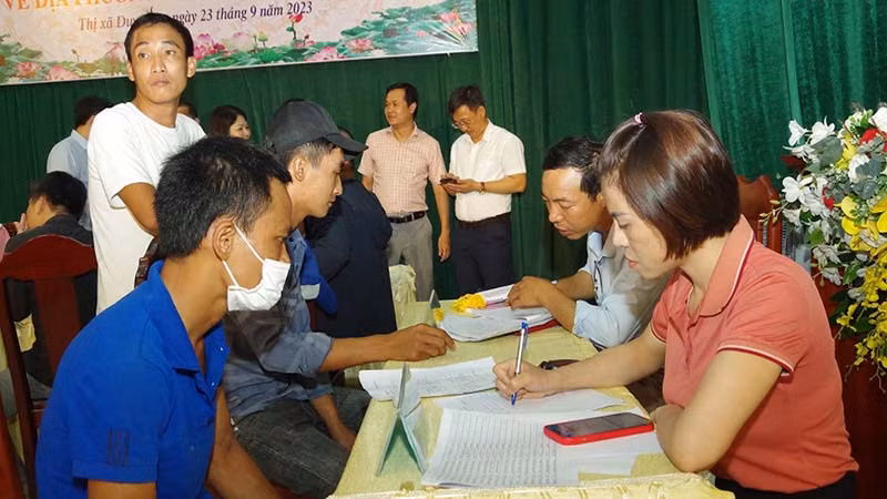 Nhiều lao động tham gia phiên giao dịch việc làm.