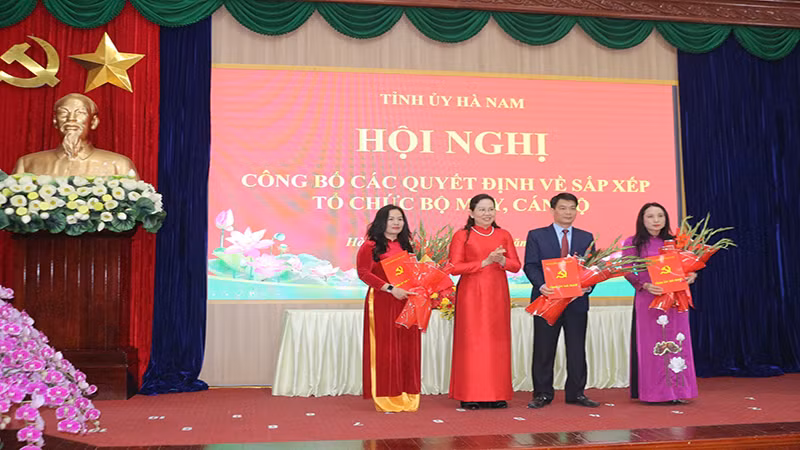 Đồng chí Bí thư Tỉnh ủy Hà Nam trao Quyết định và tặng hoa chúc mừng các đồng chí Trưởng Ban và Phó trưởng Ban cơ quan Ban Tuyên giáo và Dân vận Tỉnh ủy.